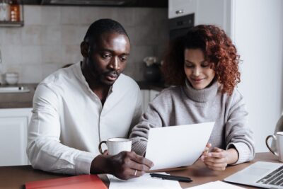 Mutuelle senior : changer de contrat fait gagner 155 euros par an, mais sept seniors sur dix ne le font pas